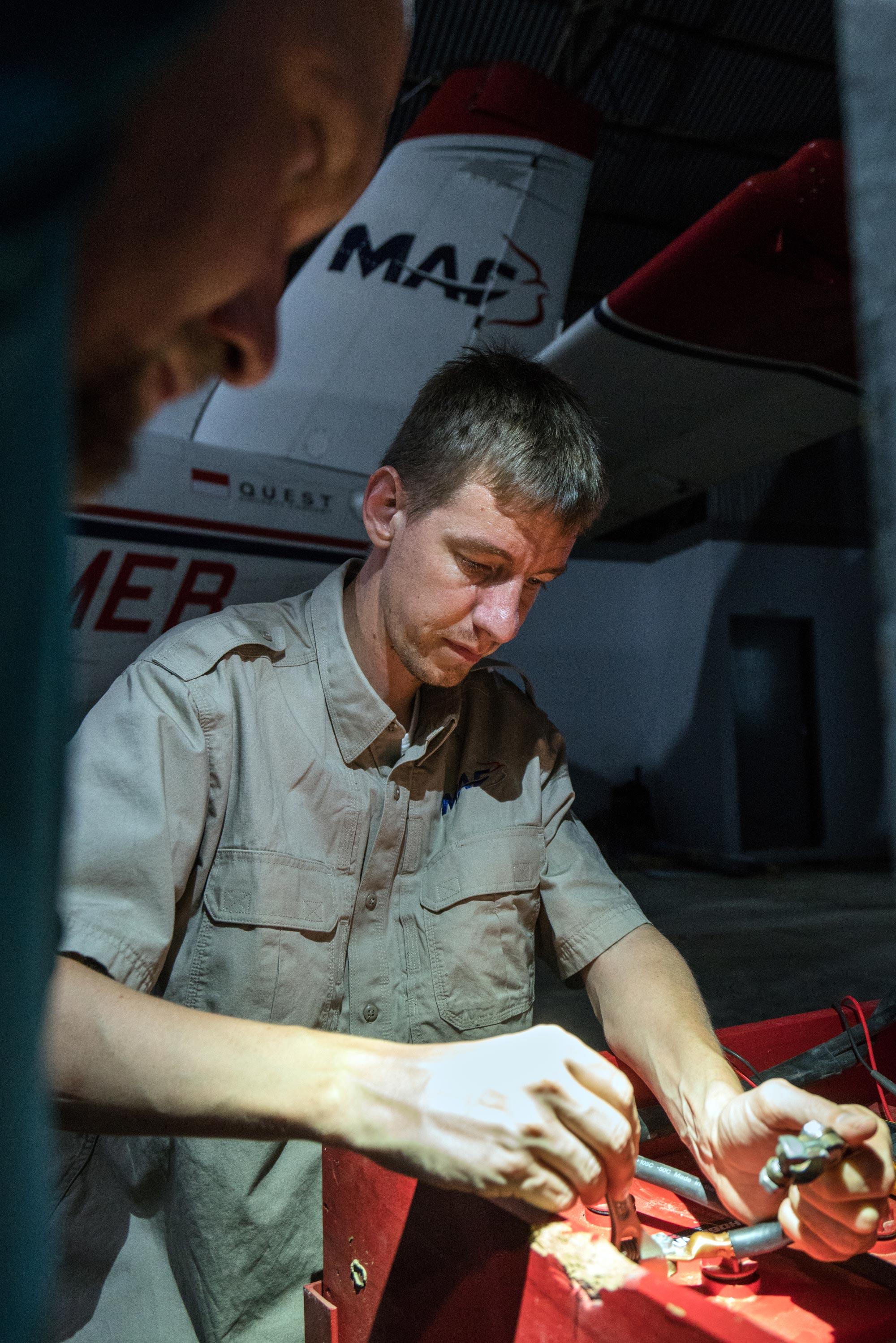 Wilbert Rietveld werkt aan vliegtuigonderdelen in een MAF-hangar