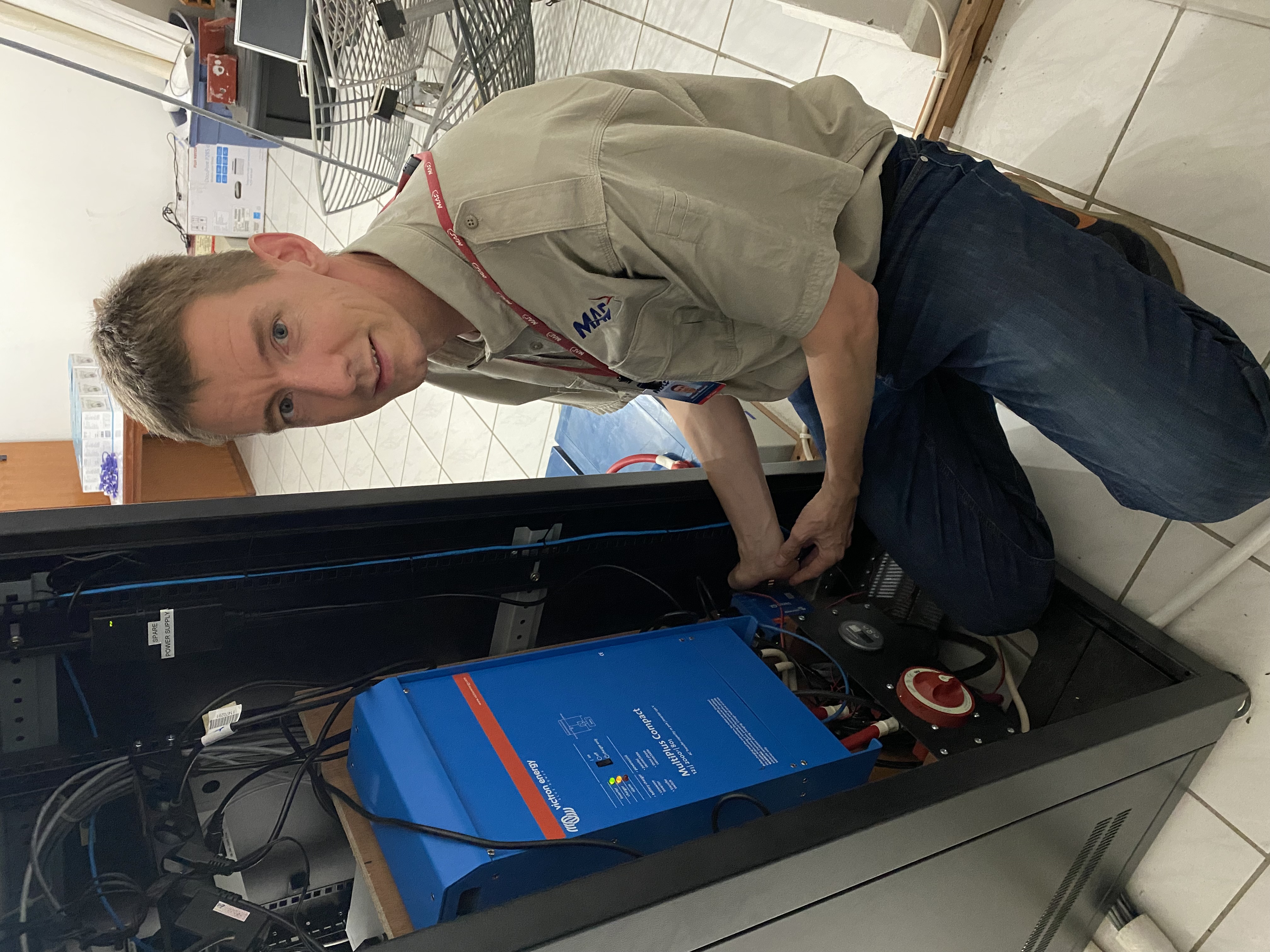 Wilbert Rietveld werkt aan een serverrack en UPS-systeem voor MAF